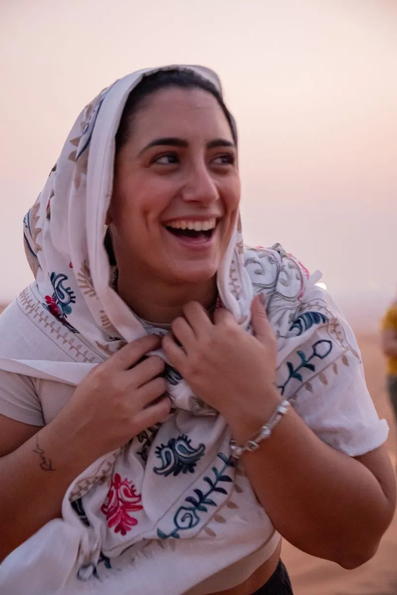 Ángeles Cabello sonriendo al atardecer