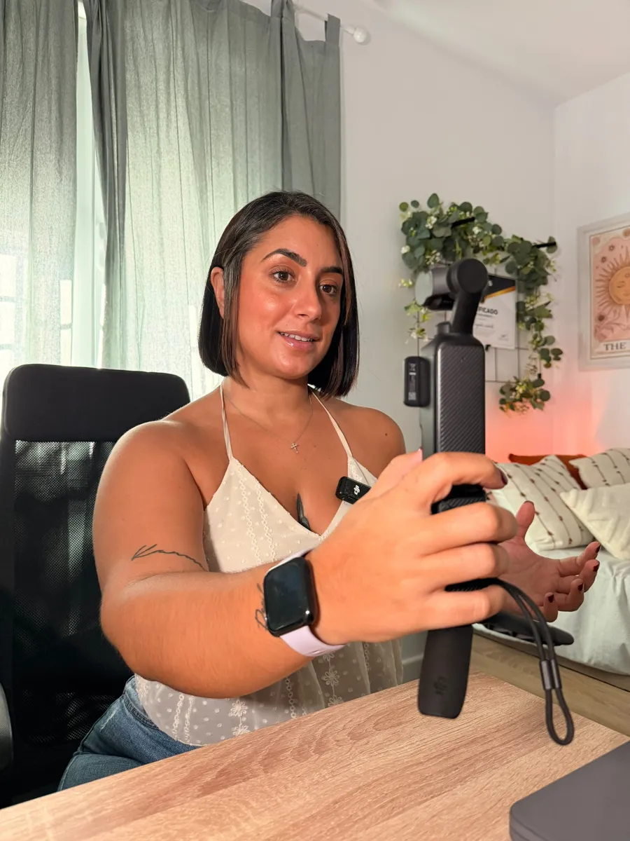 Ángeles Cabello grabándose con un estabilizador